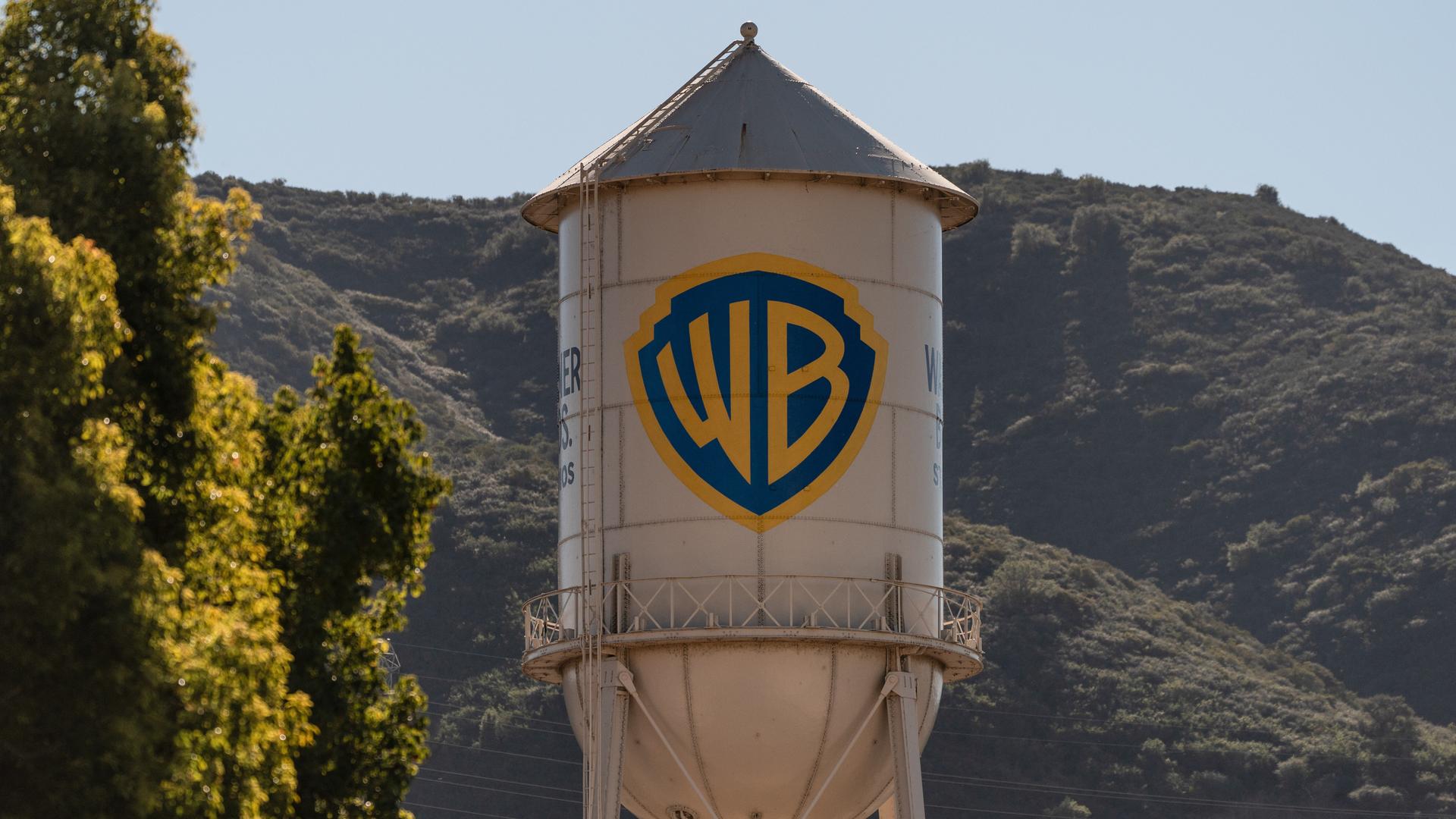 Ein Wassertank mit dem Emblem der Warner Bros. Ein Wassertank mit dem Emblem der Warner Bros.