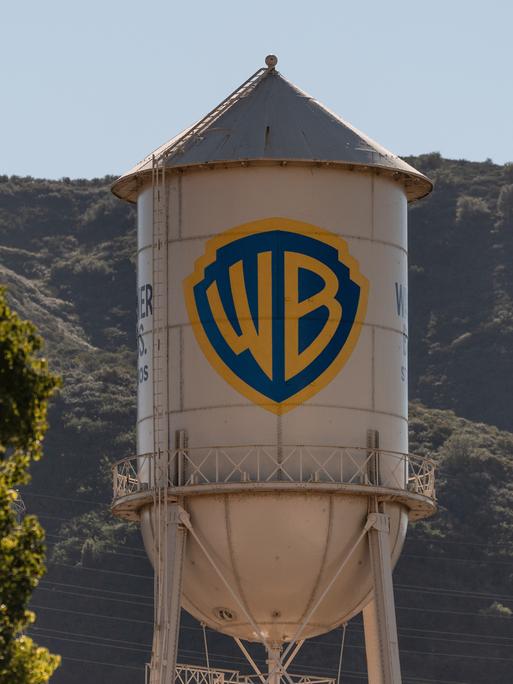 Ein Wassertank mit dem Emblem der Warner Bros. Ein Wassertank mit dem Emblem der Warner Bros.