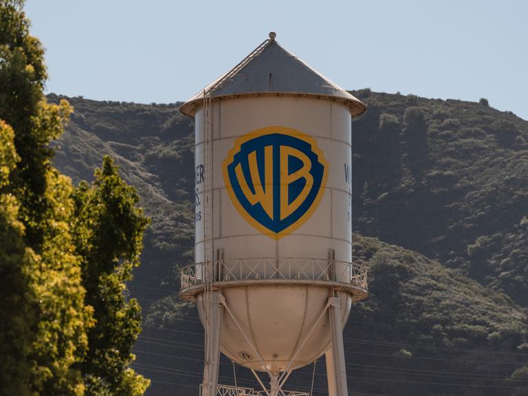 Ein Wassertank mit dem Emblem der Warner Bros. Ein Wassertank mit dem Emblem der Warner Bros.
