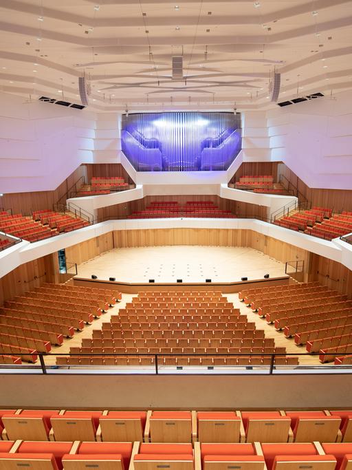 Leere Stuhlreihen im Konzertsaal des Kulturpalast. 