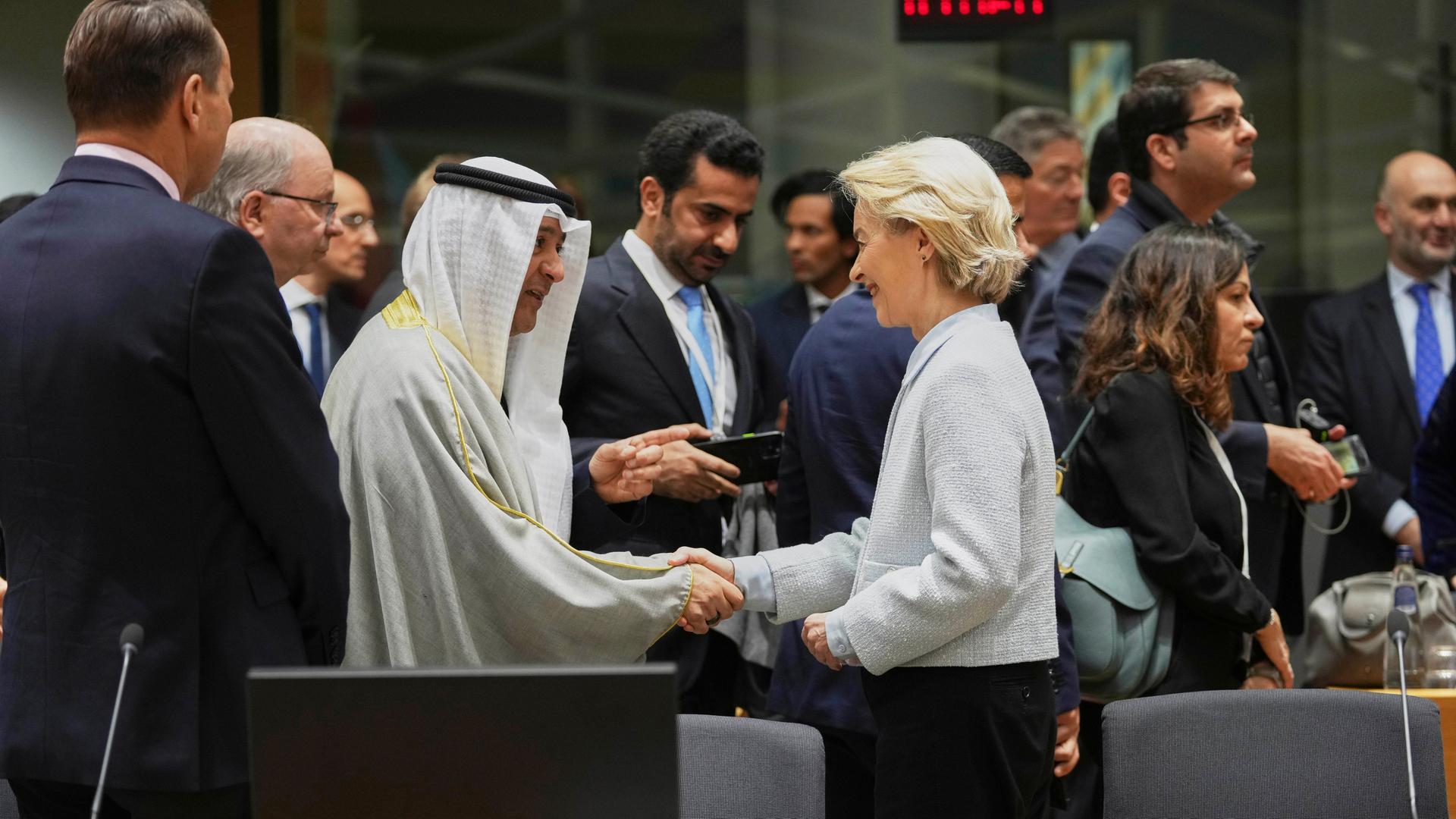 Die Präsidentin der Europäischen Kommission, Ursula von der Leyen begrüßt den Generalsekretär des Golf-Kooperationsrates, Jasem Mohamed AlBudaiwi.