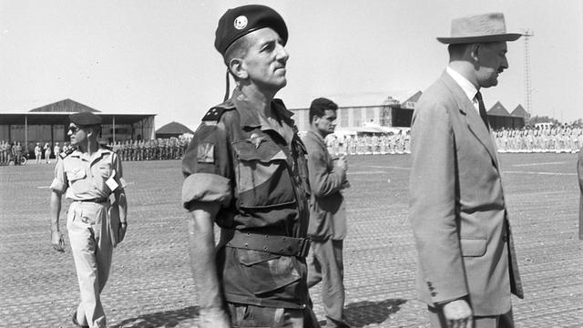 General Jacques Massu, Kommandeur in Algerien, erwartet die Ankunft de Gaulles, 1958