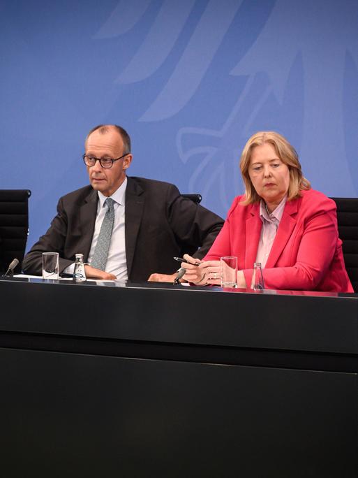 Pressekonferenz nach den Beratungen des Koalitionsausschusses: Bayerns Ministerpräsident Markus Söder (CSU), Bundeskanzler Friedrich Merz (CDU), Bundesministerin für Arbeit und Soziales Bärbel Bas (SPD) und Bundesfinanzminister Lars Klingbeil (SPD. v.li.). Pressekonferenz nach den Beratungen des Koalitionsausschusses: Bayerns Ministerpräsident Markus Söder (CSU), Bundeskanzler Friedrich Merz (CDU), Bundesministerin für Arbeit und Soziales Bärbel Bas (SPD) und Bundesfinanzminister Lars Klingbeil (SPD. v.li.).