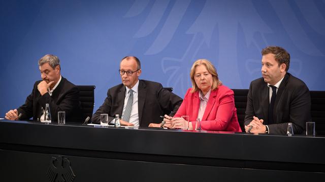 Nach den Beratungen des Koalitionsausschusses: Bayerns Ministerpräsident Markus Söder (CSU), Bundeskanzler Friedrich Merz (CDU), Bundesministerin für Arbeit und Soziales Bärbel Bas (SPD) und Bundesfinanzminister Lars Klingbeil (SPD. v.li.).