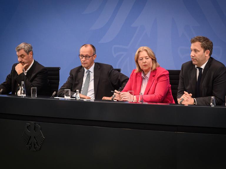 Pressekonferenz nach den Beratungen des Koalitionsausschusses: Bayerns Ministerpräsident Markus Söder (CSU), Bundeskanzler Friedrich Merz (CDU), Bundesministerin für Arbeit und Soziales Bärbel Bas (SPD) und Bundesfinanzminister Lars Klingbeil (SPD. v.li.). Pressekonferenz nach den Beratungen des Koalitionsausschusses: Bayerns Ministerpräsident Markus Söder (CSU), Bundeskanzler Friedrich Merz (CDU), Bundesministerin für Arbeit und Soziales Bärbel Bas (SPD) und Bundesfinanzminister Lars Klingbeil (SPD. v.li.).