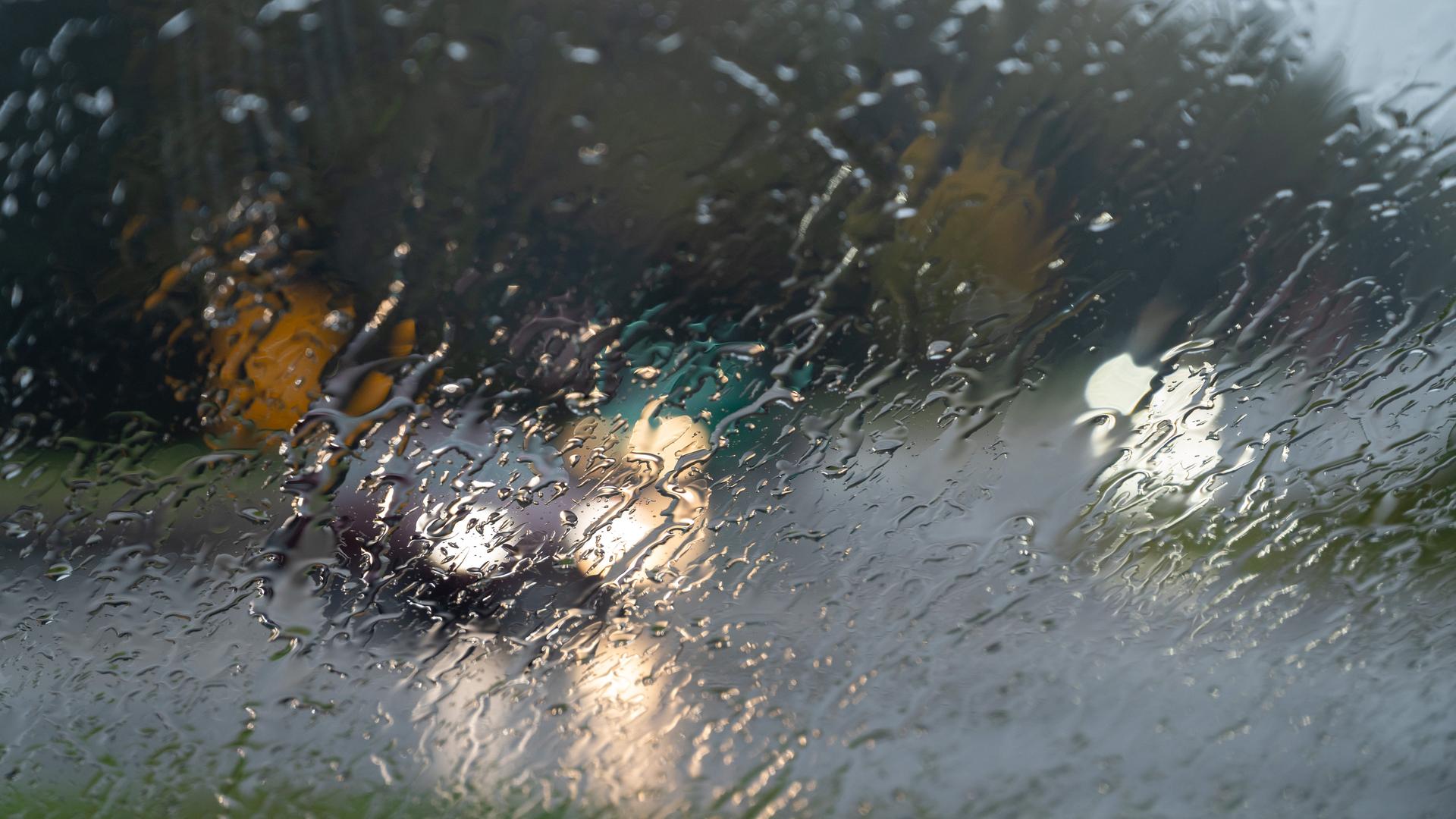 Blick durch eine Autoscheibe bei Regen