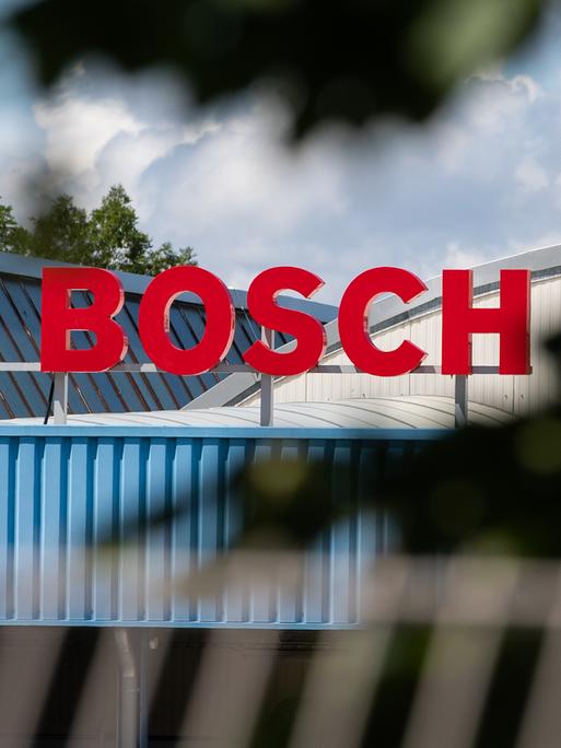 Das Bosch-Logo ist auf dem Dach eines Werksgeländes zu sehen.  
