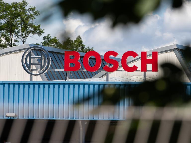 Das Bosch-Logo ist auf dem Dach eines Werksgeländes zu sehen.  