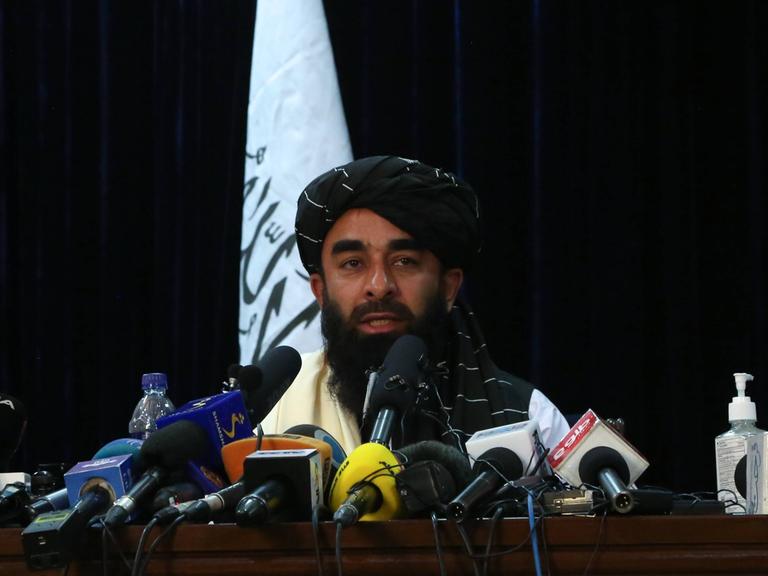 Taliban-Sprecher Zabihullah Mudschahid bei einer Pressekonferenz