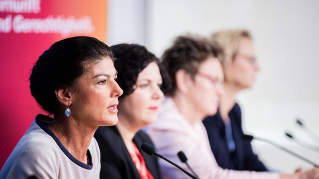 Sahra Wagenknecht, die Vorsitzende des BSW, und ihre Parteikollegen bei einer Pressekonferenz nach den Landtagswahlen in Thüringen und Sachsen