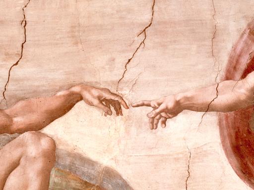 "Die Erschaffung Adams" Gemälde von Michelangelo. Im Ausschnitt: Die Hand Gottes und Hand Adams berühren sich mit den Zeigefingerspitzen. Deckenfresko im Vatikan in Rom in der Sixtinischen Kapelle.