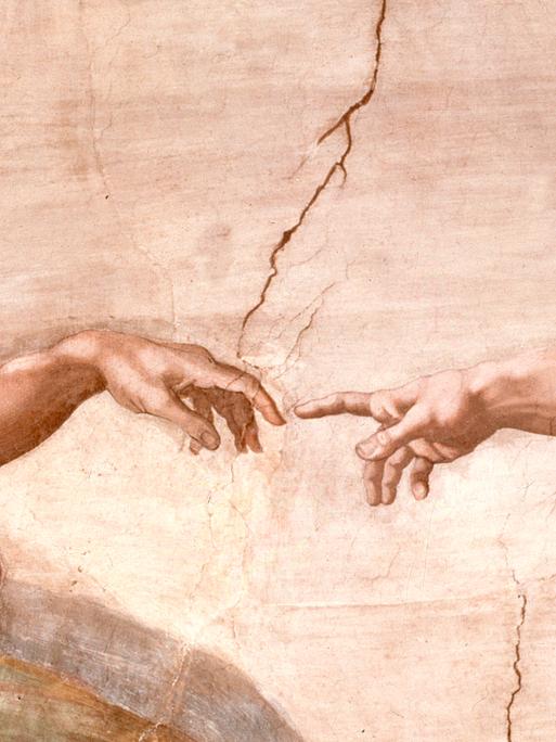 "Die Erschaffung Adams" Gemälde von Michelangelo. Im Ausschnitt: Die Hand Gottes und Hand Adams berühren sich mit den Zeigefingerspitzen. Deckenfresko im Vatikan in Rom in der Sixtinischen Kapelle.
