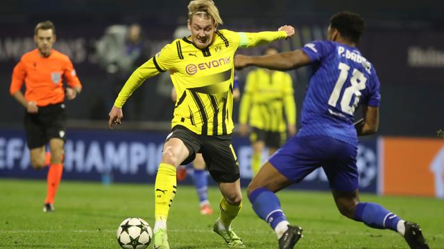 Der Spieler Julian Brandt von Borussia Dortmund kämpft mit einem Spieler von Zagreb um den Ball. 
