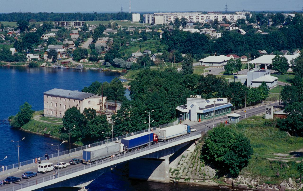 Blick auf die russischen Abfertigungsgebäude und die Narwa-Brücke.