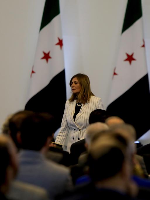 Der syrische Minister Hind Qabawat hält eine Rede während der Vereidigungszeremonie für das erste Kabinett, das unter der Präsidentschaft des syrischen Präsidenten Ahmad al-Sharaa nach dem Sturz des 61-jährigen Baath-Regimes gebildet wurde.