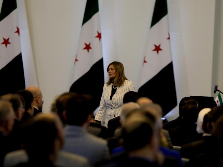 Der syrische Minister Hind Qabawat hält eine Rede während der Vereidigungszeremonie für das erste Kabinett, das unter der Präsidentschaft des syrischen Präsidenten Ahmad al-Sharaa nach dem Sturz des 61-jährigen Baath-Regimes gebildet wurde.