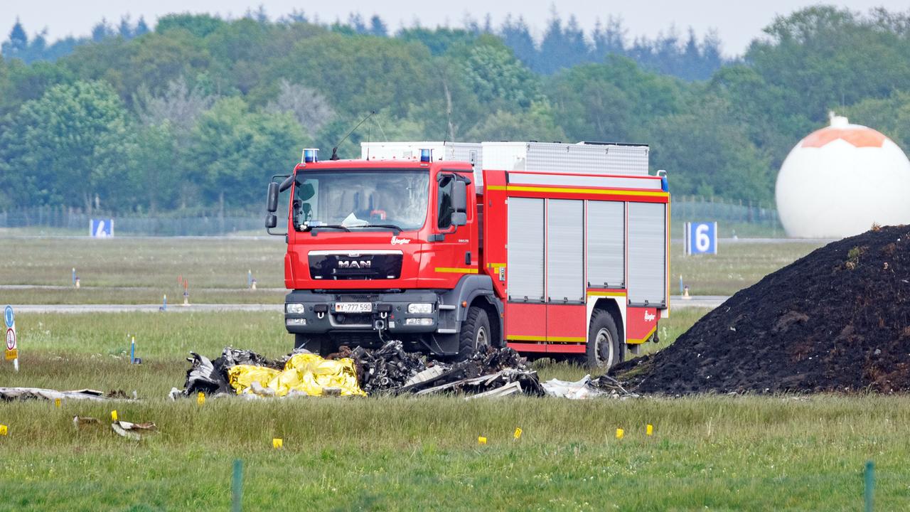 Schleswig-Holstein - Zwei Tote Bei Flugzeugabsturz Auf Bundeswehr ...