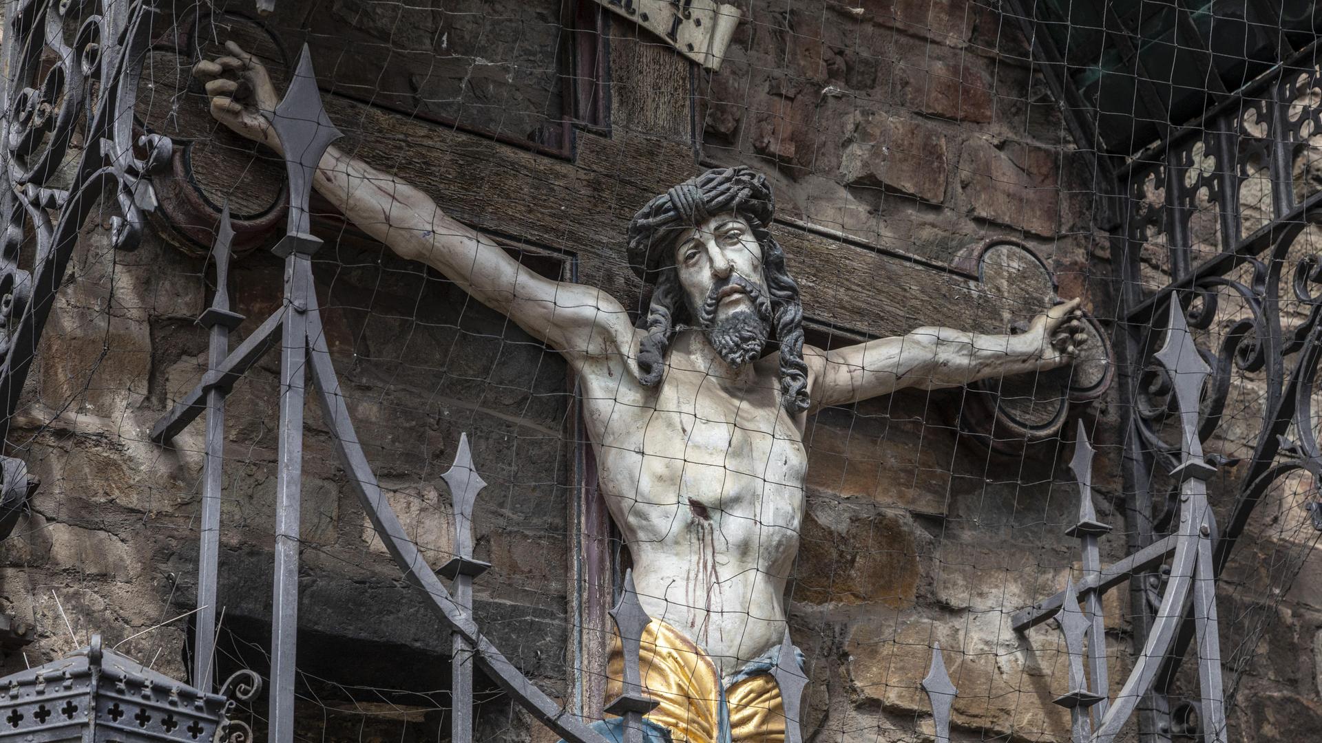 Statue und Schrein der Kreuzigung Jesus am Aachener Rathaus