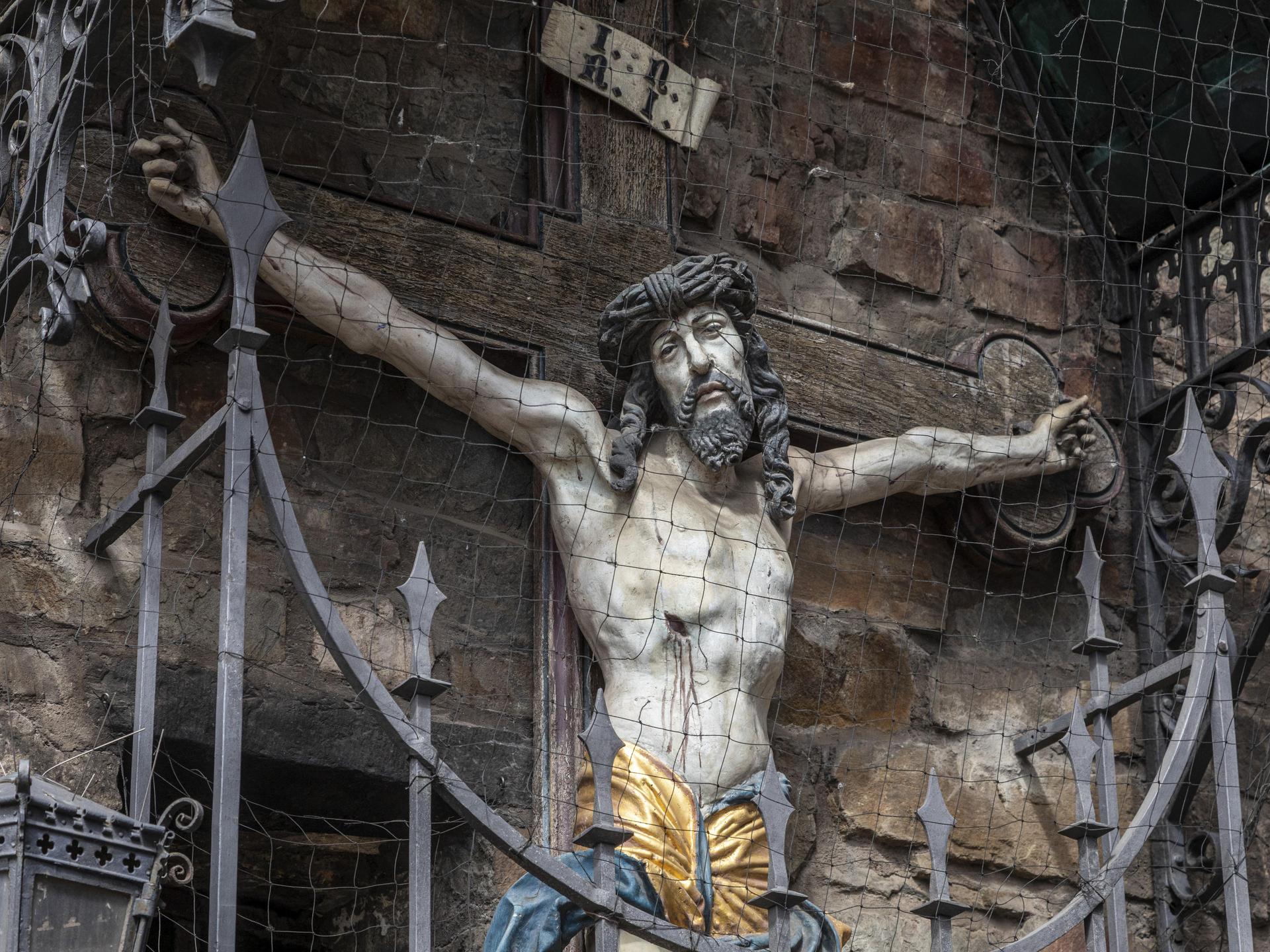 Statue und Schrein der Kreuzigung Jesus am Aachener Rathaus