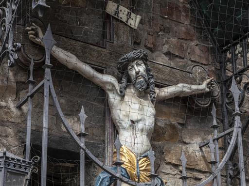 Statue und Schrein der Kreuzigung Jesus am Aachener Rathaus