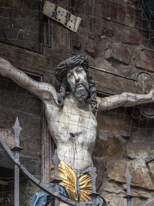 Statue und Schrein der Kreuzigung Jesus am Aachener Rathaus