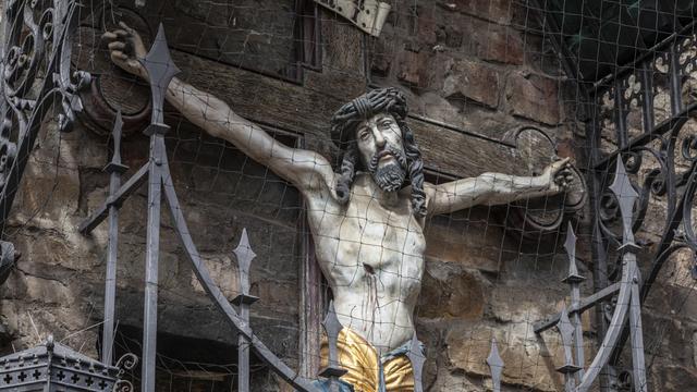 Statue und Schrein der Kreuzigung Jesus am Aachener Rathaus