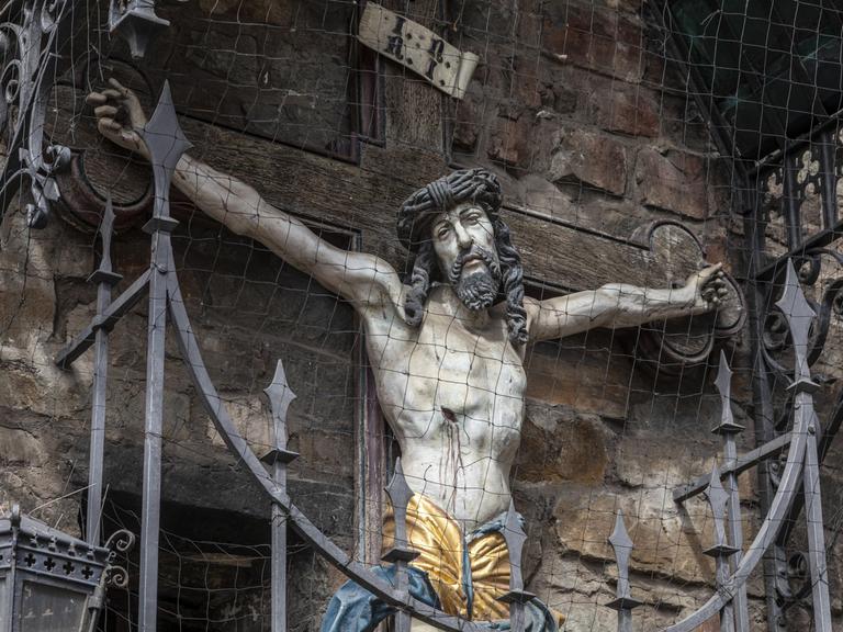 Statue und Schrein der Kreuzigung Jesus am Aachener Rathaus