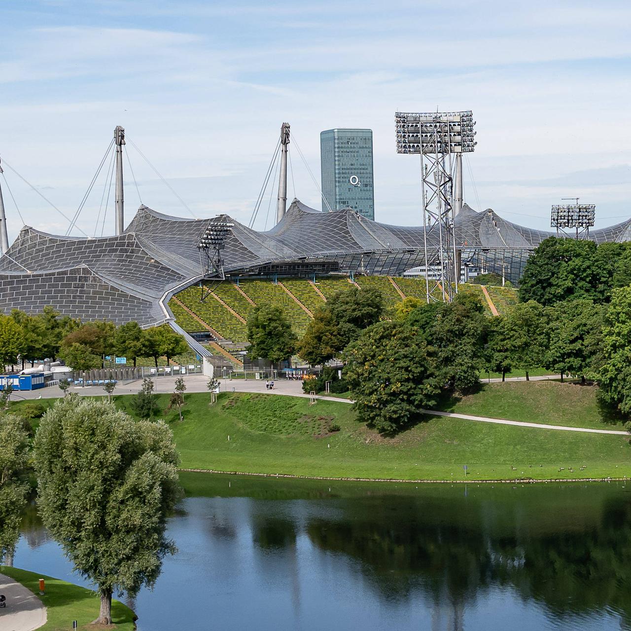 Olympiastadion mit dem Zeltdach hinter dem Olympiasee 