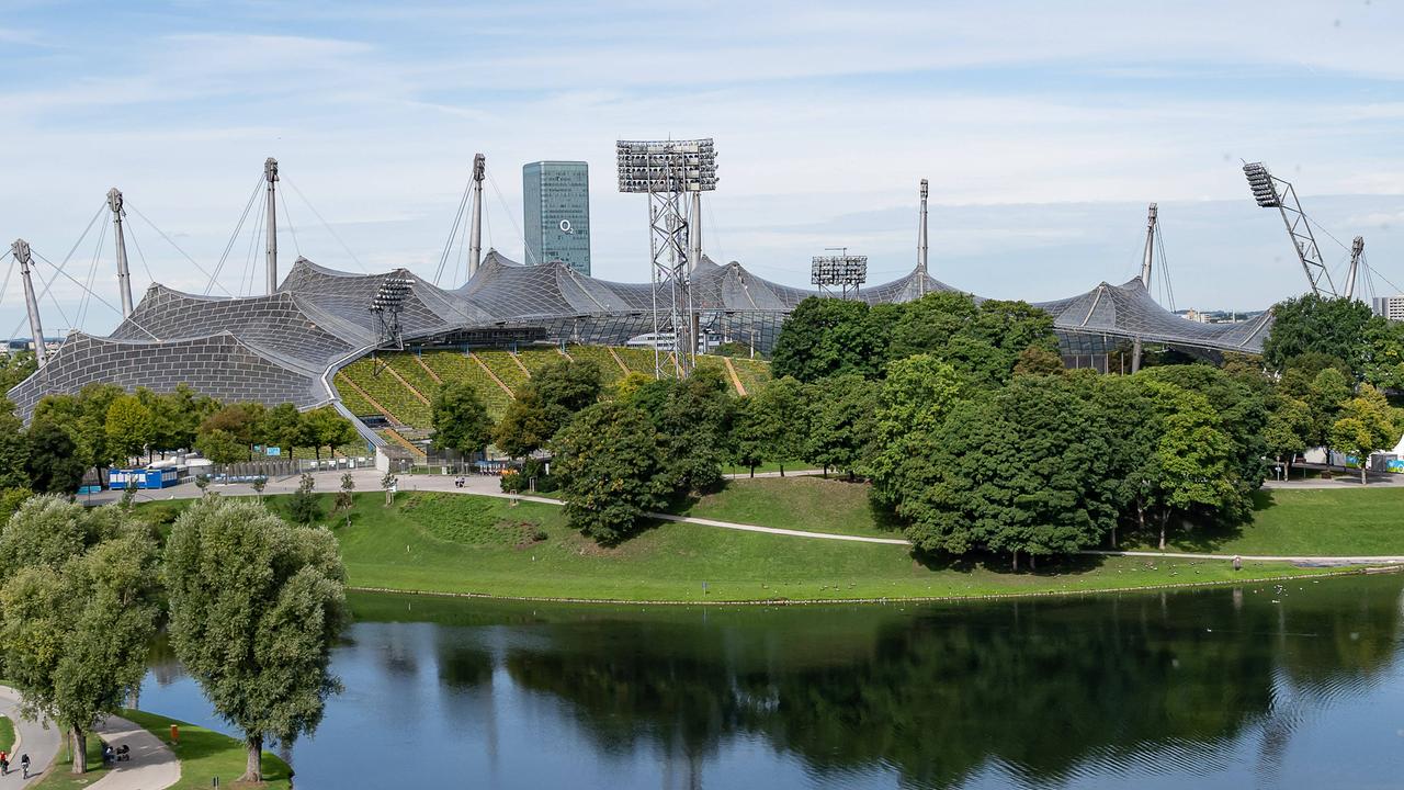 Olympiastadion mit dem Zeltdach hinter dem Olympiasee 