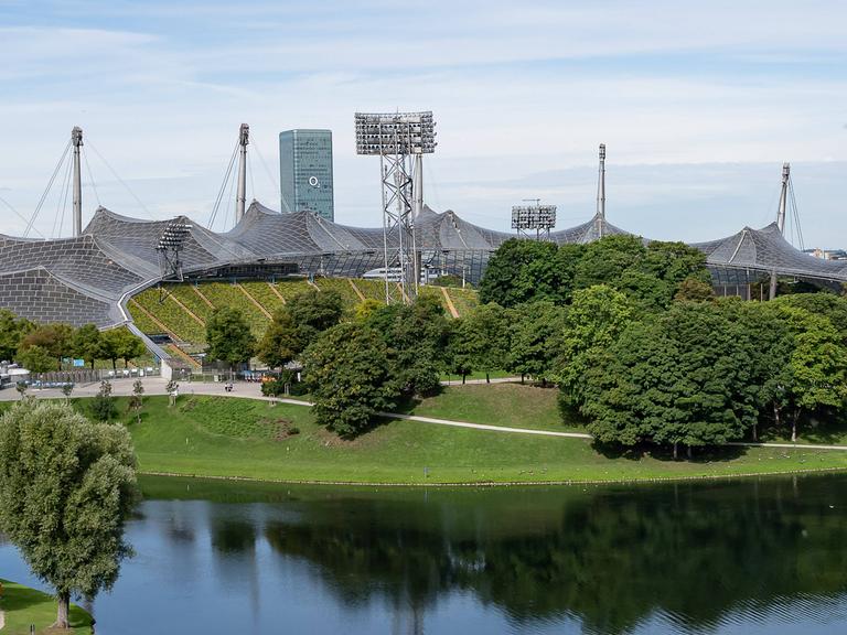 Olympiastadion mit dem Zeltdach hinter dem Olympiasee. Olympiastadion mit dem Zeltdach hinter dem Olympiasee.