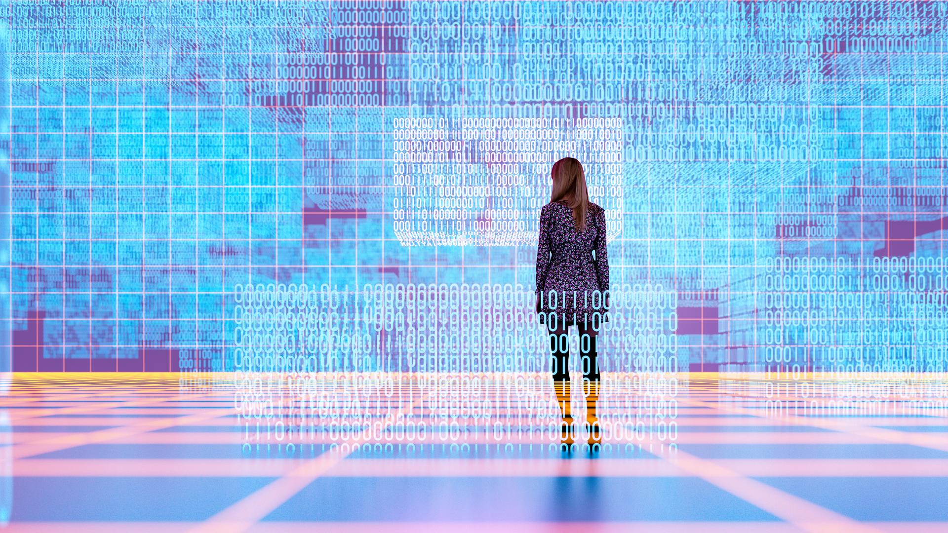 Eine weibliche Persons steht in einem digitalen Raum und schaut auf zahlreiche Coding-Reihen