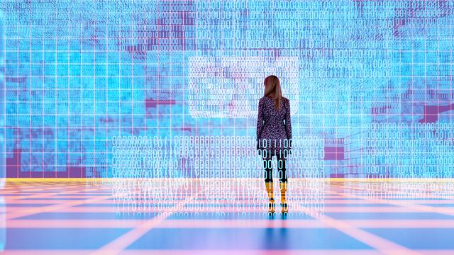 Eine weibliche Persons steht in einem digitalen Raum und schaut auf zahlreiche Coding-Reihen