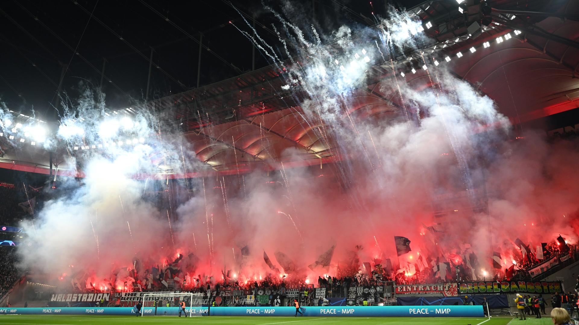 Bei Spiel Eintracht Frankfurt gegen SSC Neapel brennen Fans von Frankfurt Feuerwerkskörper im Stadion ab. Bei Spiel Eintracht Frankfurt gegen SSC Neapel brennen Fans von Frankfurt Feuerwerkskörper im Stadion ab.
