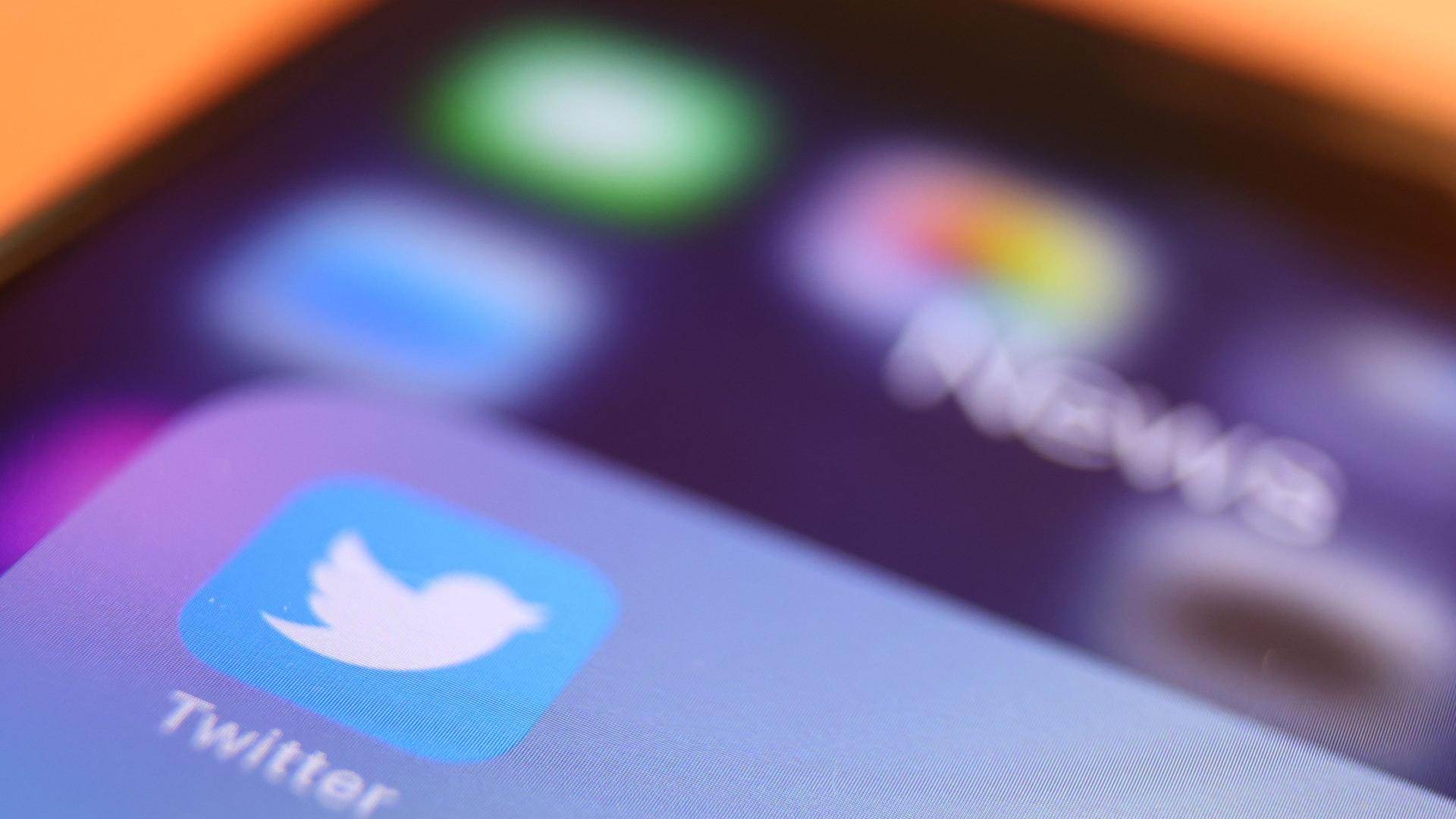 Das Logo der Nachrichten-Plattform Twitter ist auf dem Display eines iPhone zu sehen. Das Logo der Nachrichten-Plattform Twitter ist auf dem Display eines iPhone zu sehen.