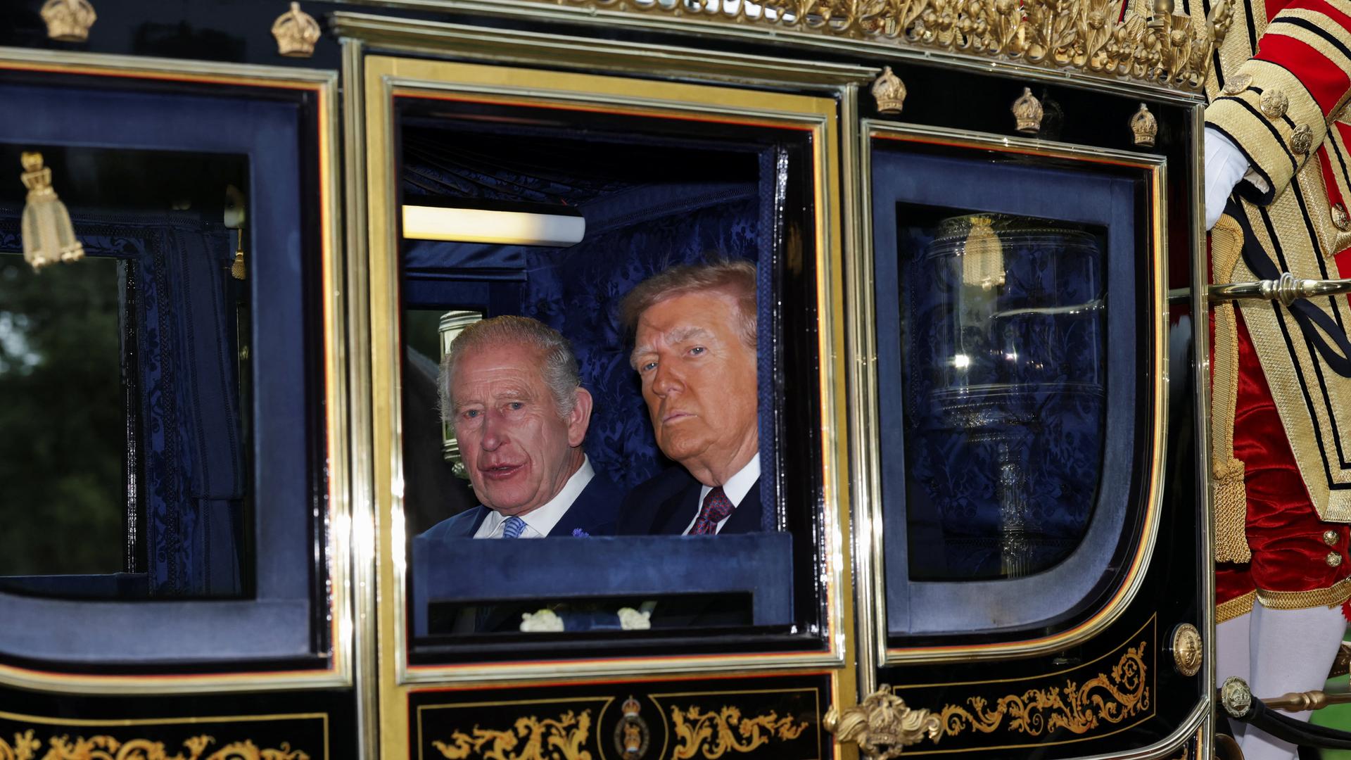 König Charles III. und US-Präsident Donald Trump sitzen während einer Parade durch Windsor Castle anlässlich des Staatsbesuchs des Präsidenten am 17. September 2025 in Windsor, England, in einer goldenen Kutsche