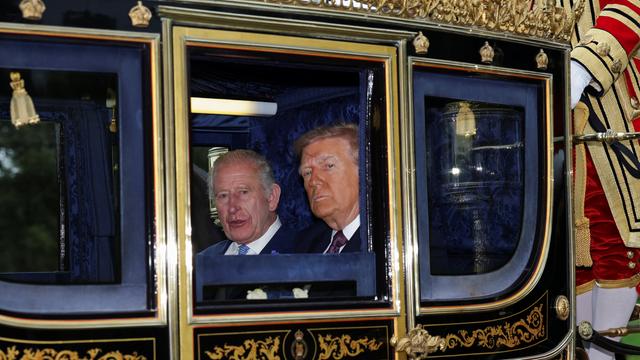 König Charles III. und US-Präsident Donald Trump sitzen während einer Parade durch Windsor Castle anlässlich des Staatsbesuchs des Präsidenten am 17. September 2025 in Windsor, England, in einer goldenen Kutsche