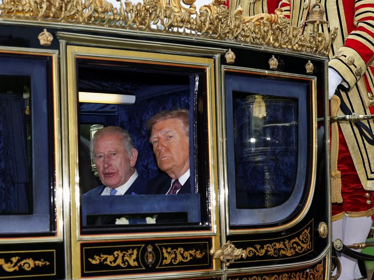 König Charles III. und US-Präsident Donald Trump sitzen während einer Parade durch Windsor Castle anlässlich des Staatsbesuchs des Präsidenten am 17. September 2025 in Windsor, England, in einer goldenen Kutsche