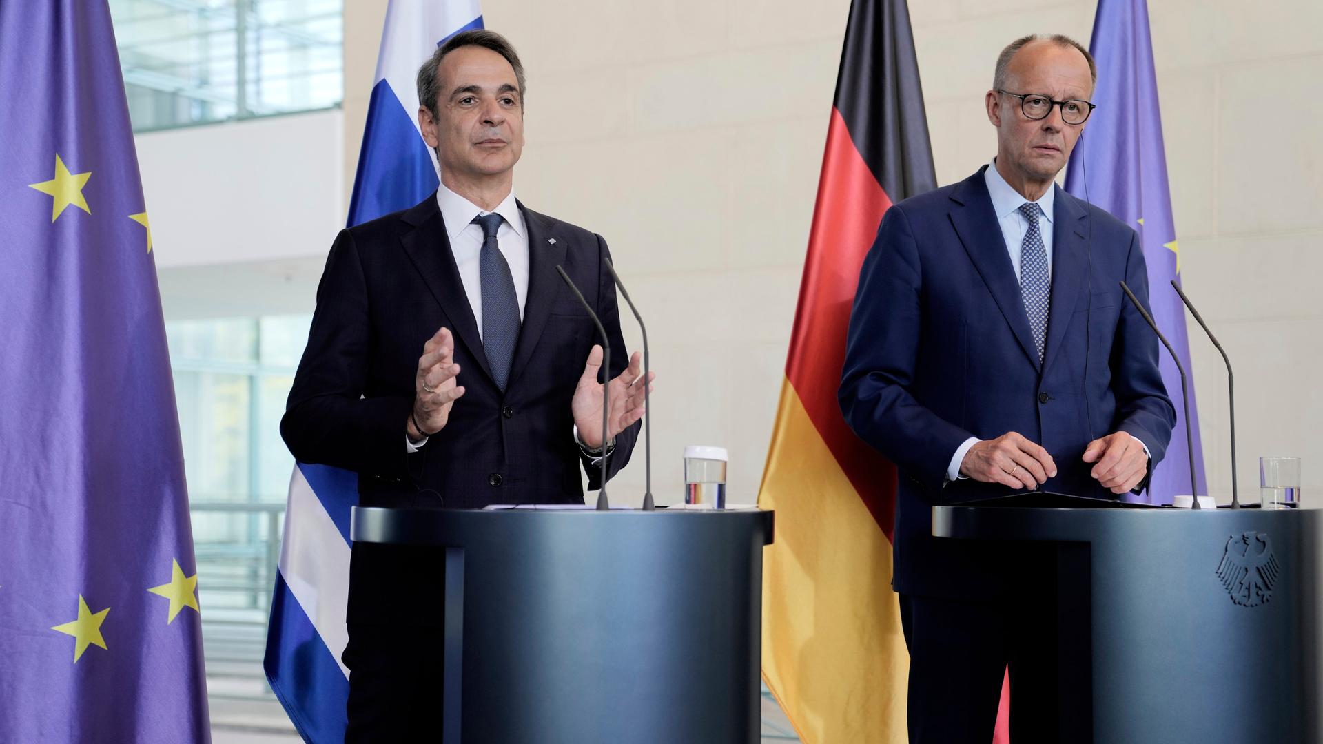 Das Bild zeigt den griechischen Premier Mitsotakis gemeinsam mit Bundeskanzler Merz. Das Bild zeigt den griechischen Premier Mitsotakis gemeinsam mit Bundeskanzler Merz.