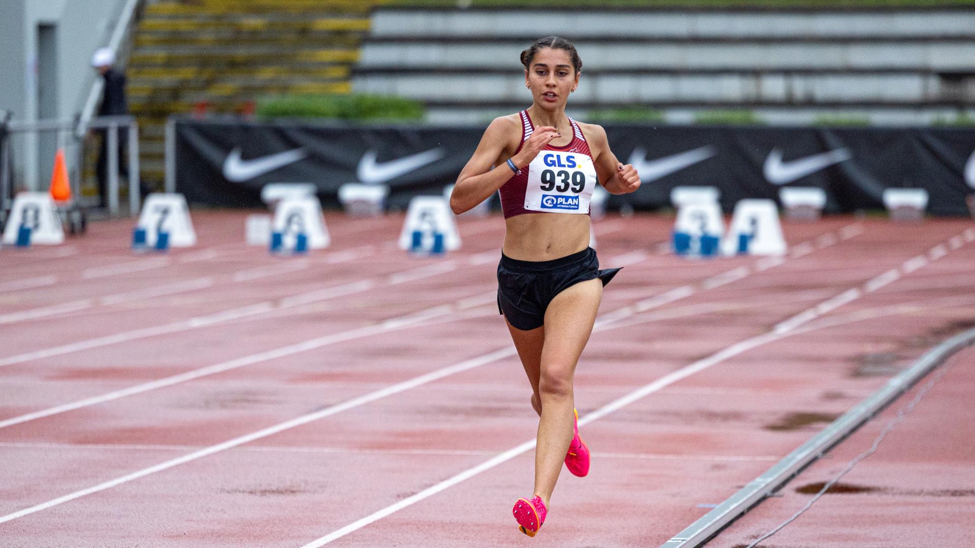 Die Sportlerin Sofia Benfares während eines Wettkampfes auf der Laufbahn.