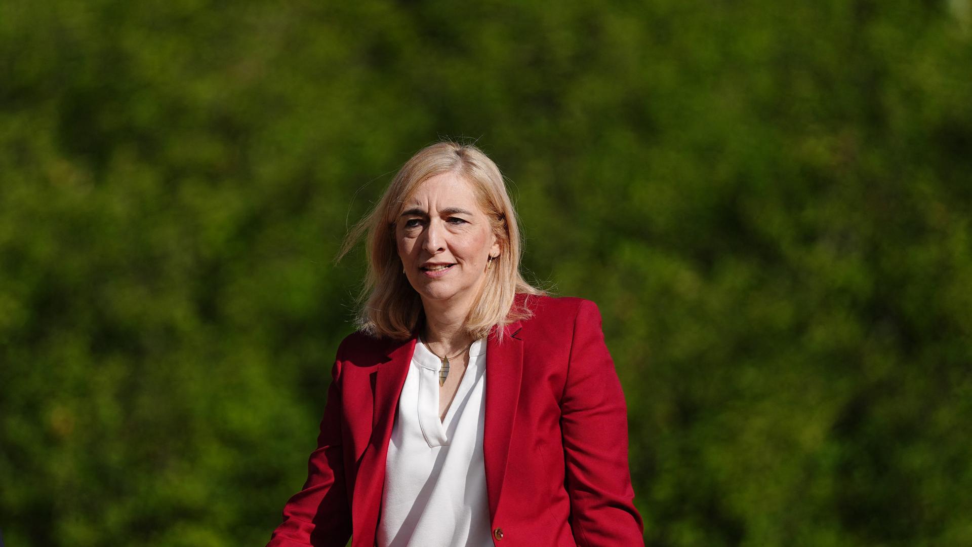 Nina Warken kommt bei der Klausurtagung der Bundesregierung im Schloss Neuhardenberg an. 