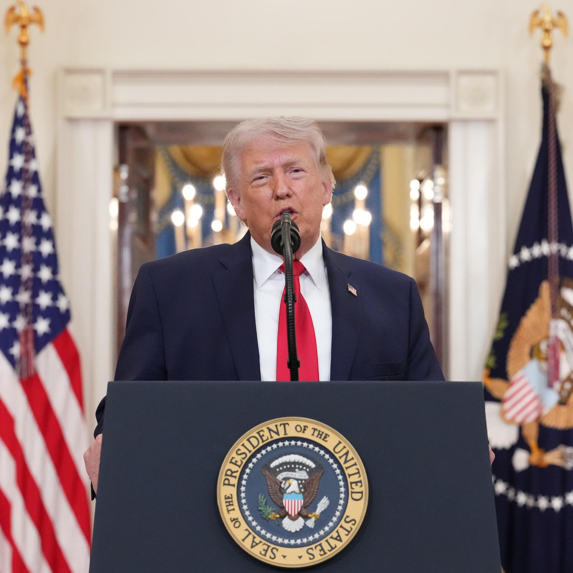 US-Präsident Donald Trump spricht an einem Rednerpult im Weißen Haus zur Nation über den Krieg gegen den Iran. 