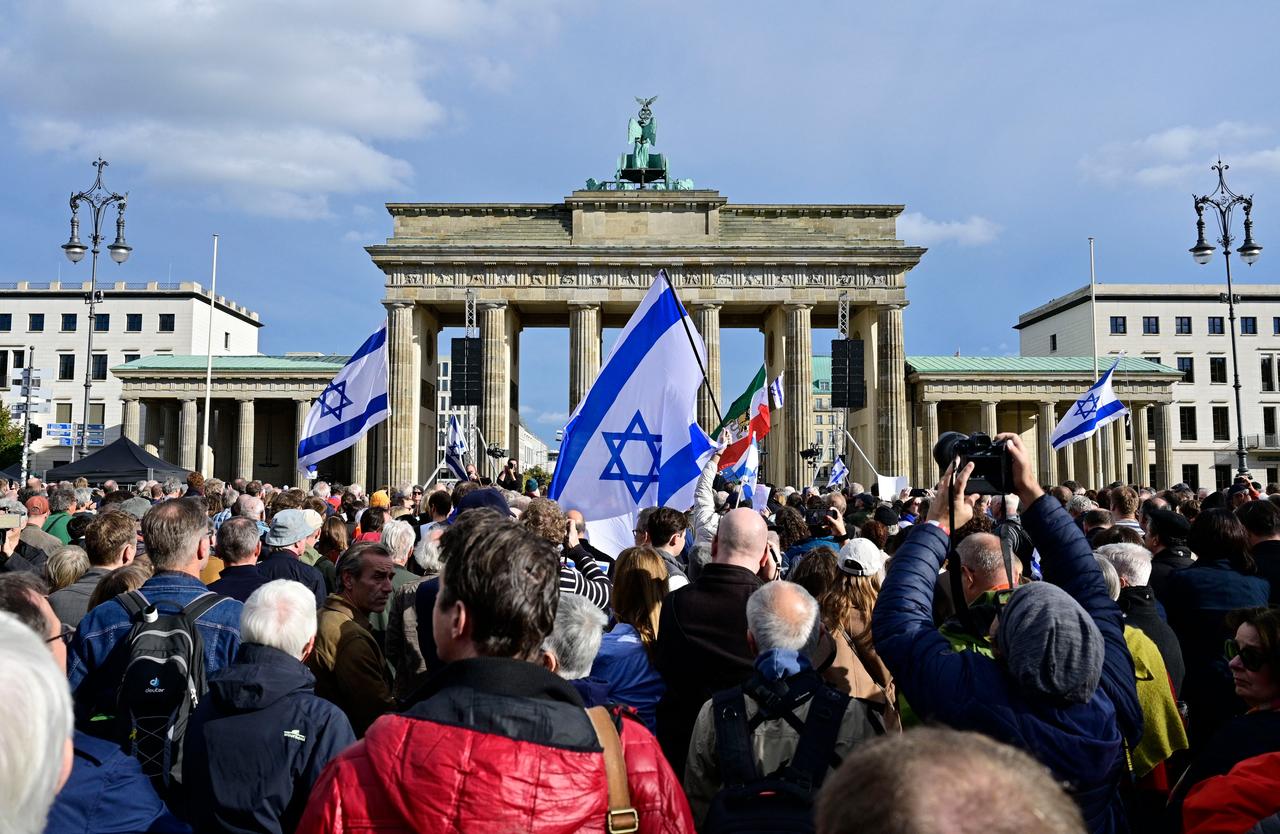 Demonstranten zeigen israelische Flaggen bei einer Solidaritätskundgebung mit Israel in Berlin