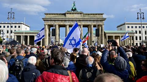 Demonstranten zeigen israelische Flaggen bei einer Solidaritätskundgebung mit Israel in Berlin
