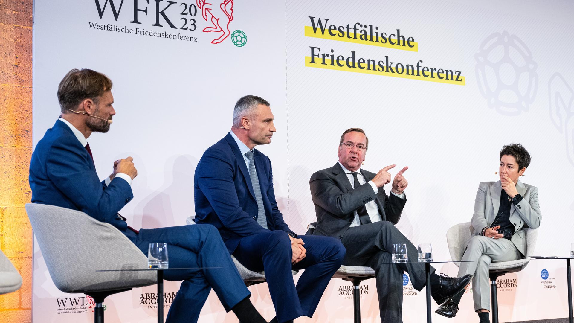 Moderator Wulf Schmiese (l-r), Kiews Bürgermeister Vitali Klitschko, Bundesverteidigungsminister Boris Pistorius (SPD) und Dunja Hayali sprechen auf der Friedenskonferenz.