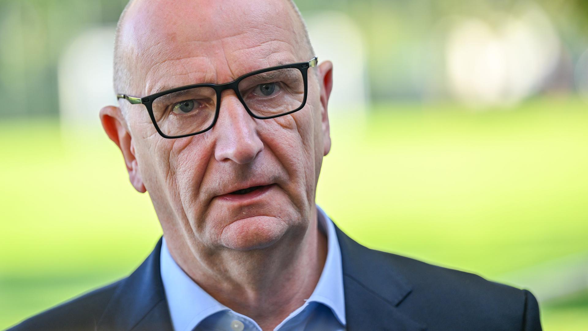 Dietmar Woidke, Brandenburgs Ministerpräsident und Vorsitzender der SPD in Brandenburg, nach seiner Stimmabgabe zur Landtagswahl in Brandenburg. Dietmar Woidke, Brandenburgs Ministerpräsident und Vorsitzender der SPD in Brandenburg, nach seiner Stimmabgabe zur Landtagswahl in Brandenburg.
