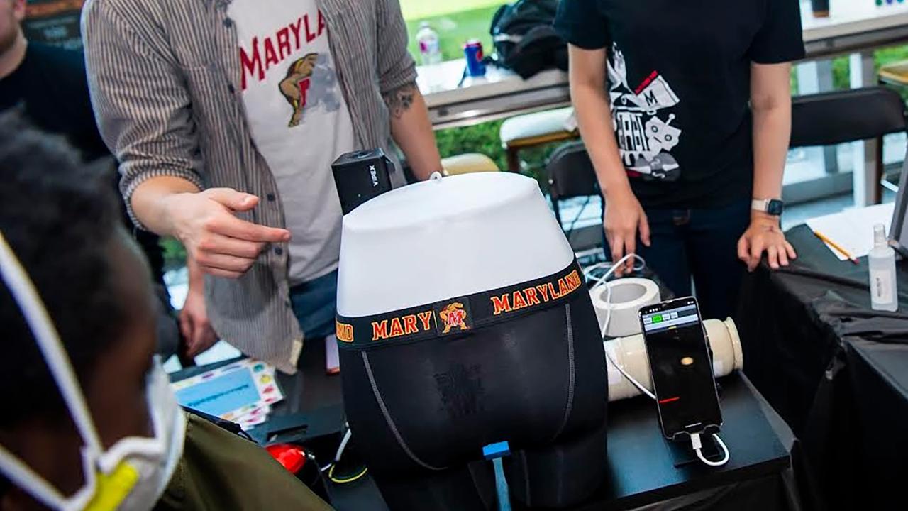 Mitglieder eines Forscherteams stellen einen Prototypen einer smarten Unterhose vor.