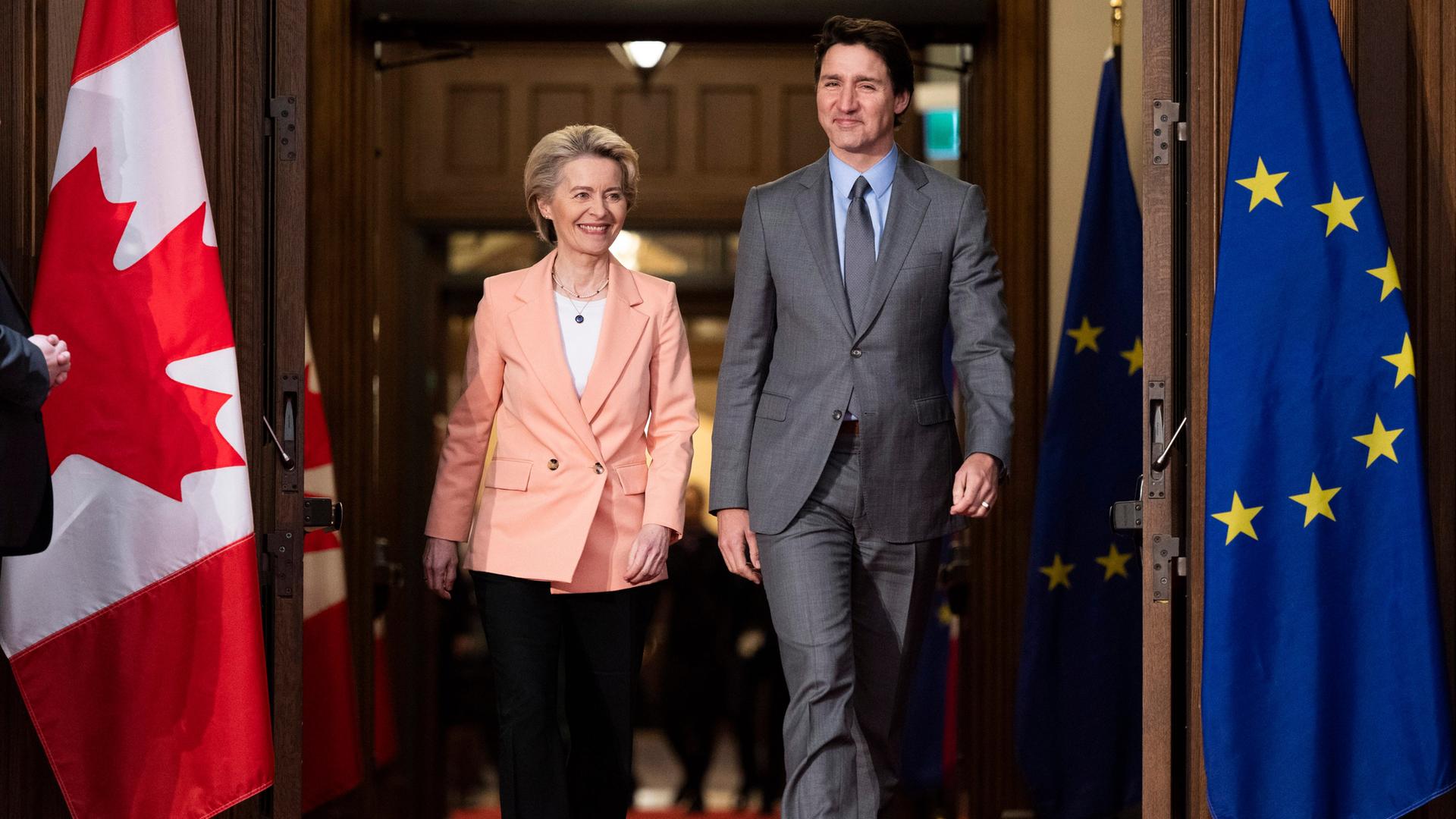 Zu sehen sind EU-Kommissionspräsidentin von der Leyen und Kanadas Premier Trudeau, neben ihnen die Flagge Kanadas und der EU. Zu sehen sind EU-Kommissionspräsidentin von der Leyen und Kanadas Premier Trudeau, neben ihnen die Flagge Kanadas und der EU.