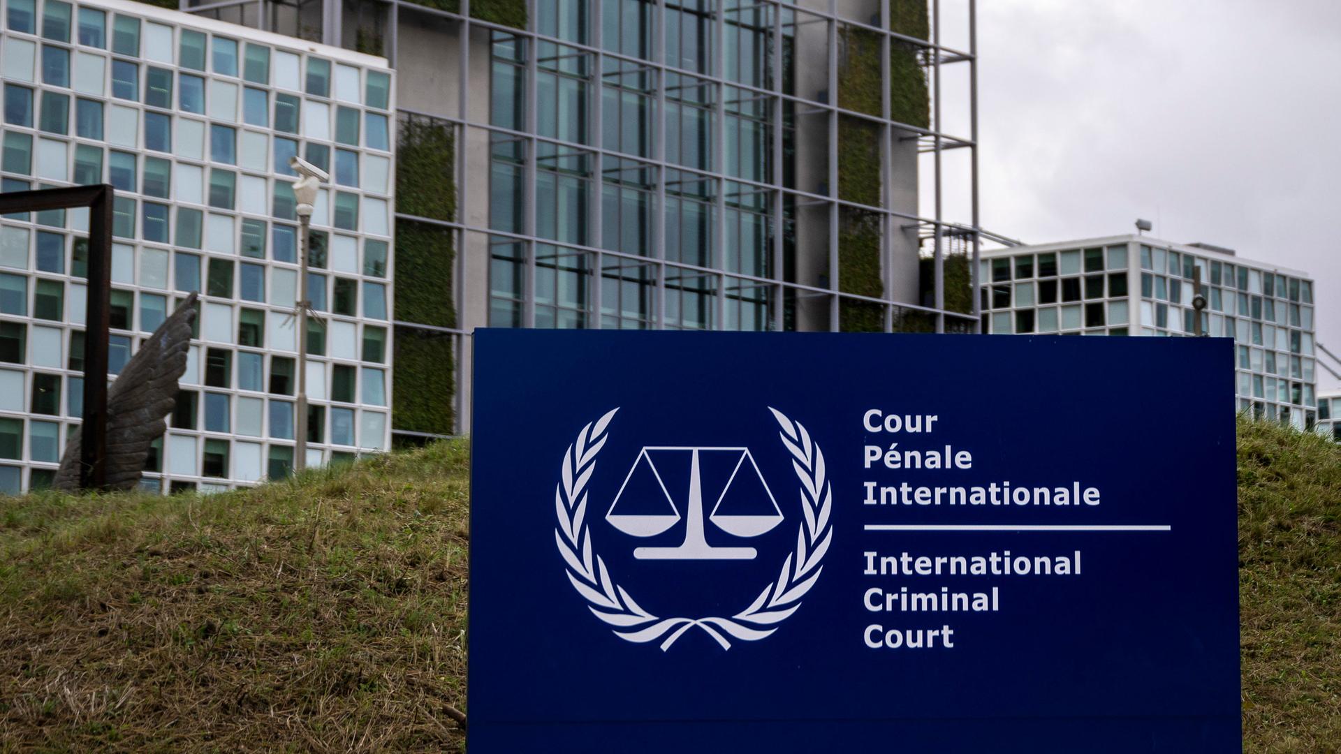 Eine grosse Tafel mit dem Symbol und dem Schriftzug des Internationalen Strafgerichtshofs (IStGH) markiert den Sitz des Gerichts im Stadtteil Scheveningen von Den Haag (Niederlande). Der moderne Neubau beherbergt den IStGH seit April 2016. Der IStGH wurde 1998 durch einen völkerrechtlichen Vertrag1998 auf Dauer eingerichtet. Er ist kein Teil der Vereinten Nationen.