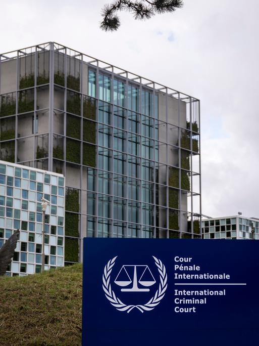 Eine grosse Tafel mit dem Symbol und dem Schriftzug des Internationalen Strafgerichtshofs (IStGH) markiert den Sitz des Gerichts im Stadtteil Scheveningen von Den Haag (Niederlande). Der moderne Neubau beherbergt den IStGH seit April 2016. Der IStGH wurde 1998 durch einen völkerrechtlichen Vertrag1998 auf Dauer eingerichtet. Er ist kein Teil der Vereinten Nationen.