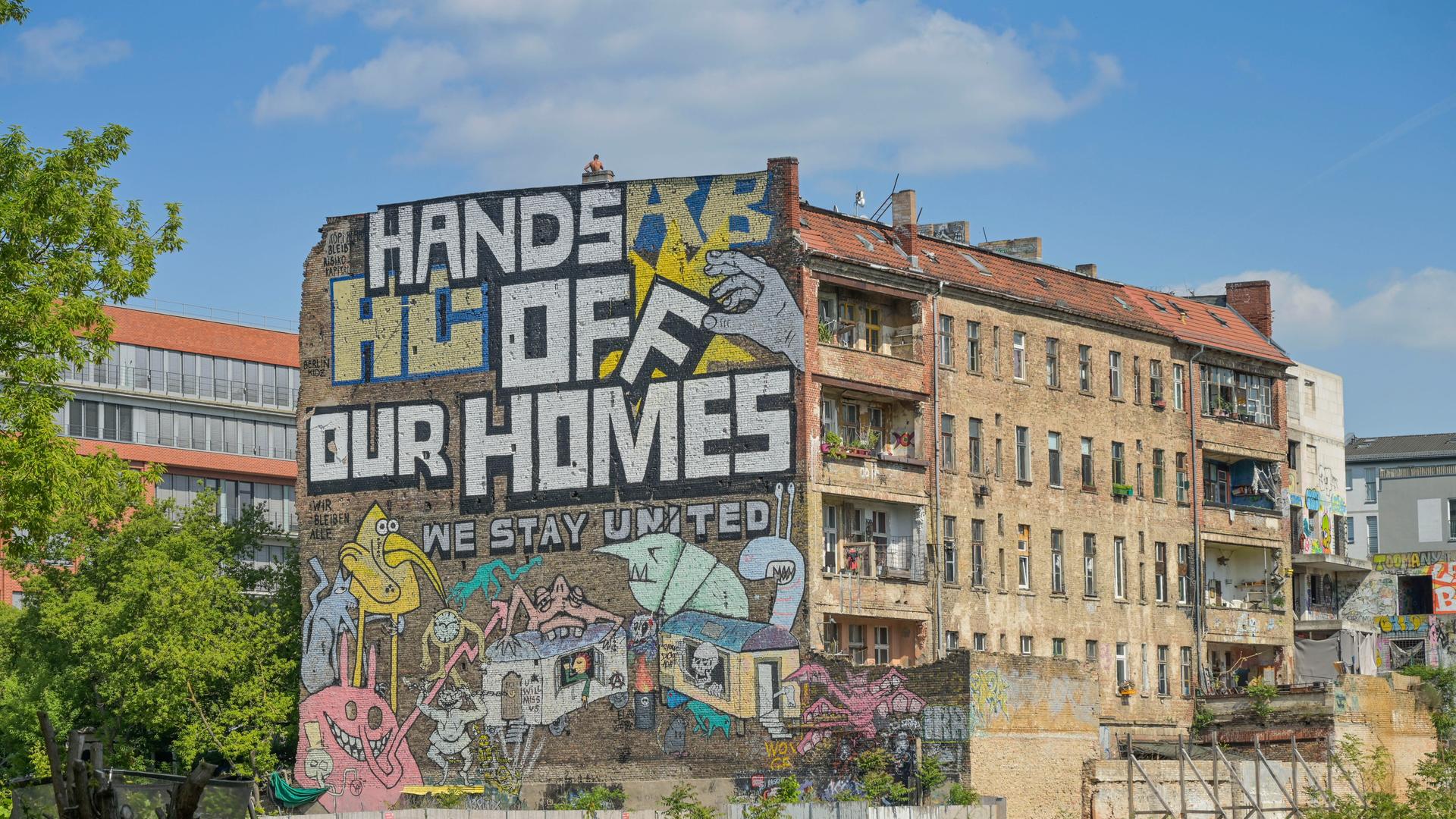 Auf der Fassade des autonomen Hausprojektes Köpi in Berlin ist zu lesen: Hands off our homes! We stay united. Auf der Fassade des autonomen Hausprojektes Köpi in Berlin ist zu lesen: Hands off our homes! We stay united.